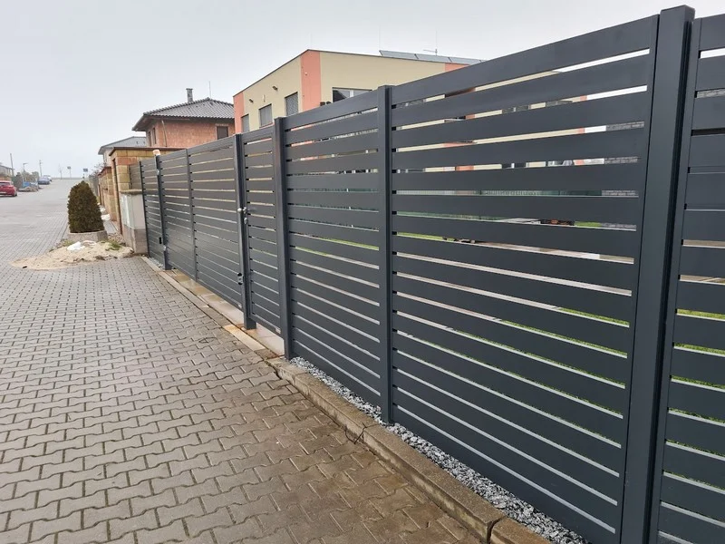 Plot s hliníkovou lamelovou výplňou - Hodonín