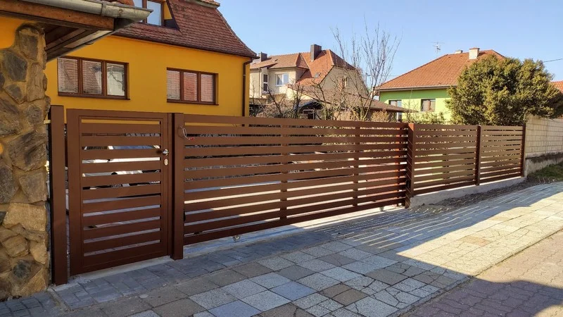 Vjazdová brána po koľajnici s hliníkovou lamelovou výplňou - Ratíškovice