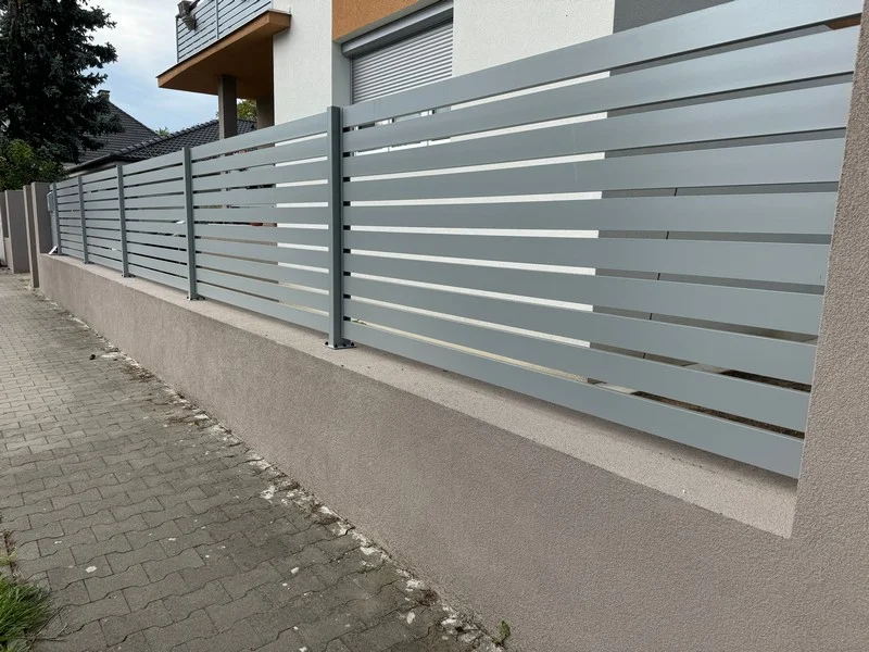 Plot s hliníkovou lamelovou výplňou 90x25, RAL9006 - Hodonín