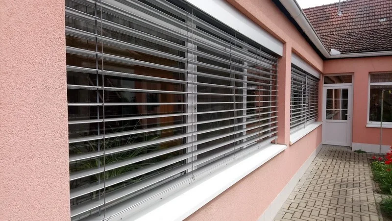 Vonkajšie žalúzie Z90 s priznaným krycím plechom - realizácia Uherčice
