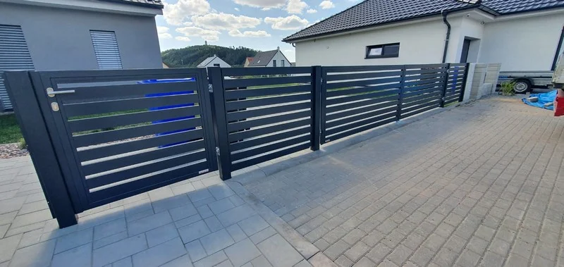 Dvojkrídlová brána s bránkou s hliníkovou lamelovou výplňou - Sudoměřice