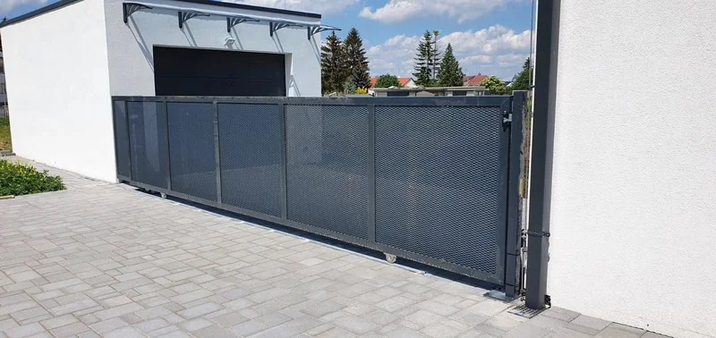 Vjazdová brána po koľajnici s ťahokovou výplňou - Milotice