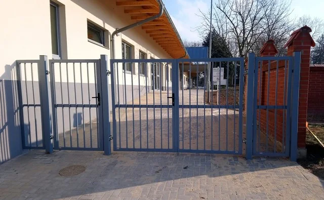 Dvojkrídlová brána s bránkou - realizácia cintorín Hodonín