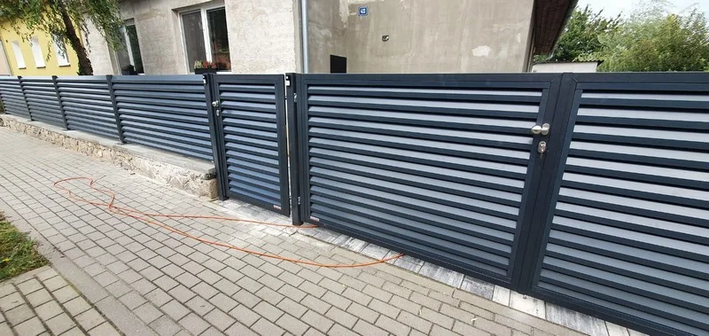Dvojkrídlová brána s bránkou s hliníkovou okenicovou výplňou - Bučovice